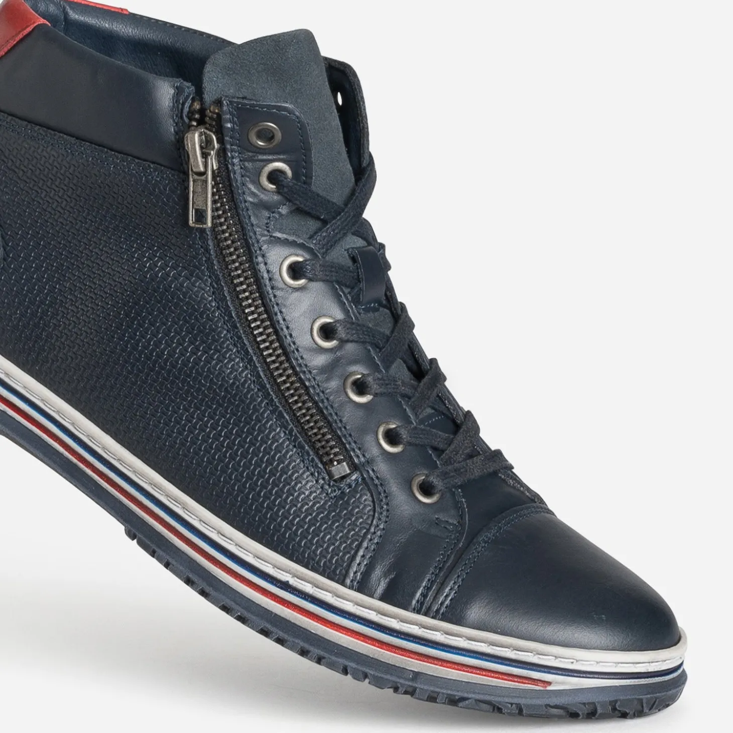 Basket marine en cuir embossé