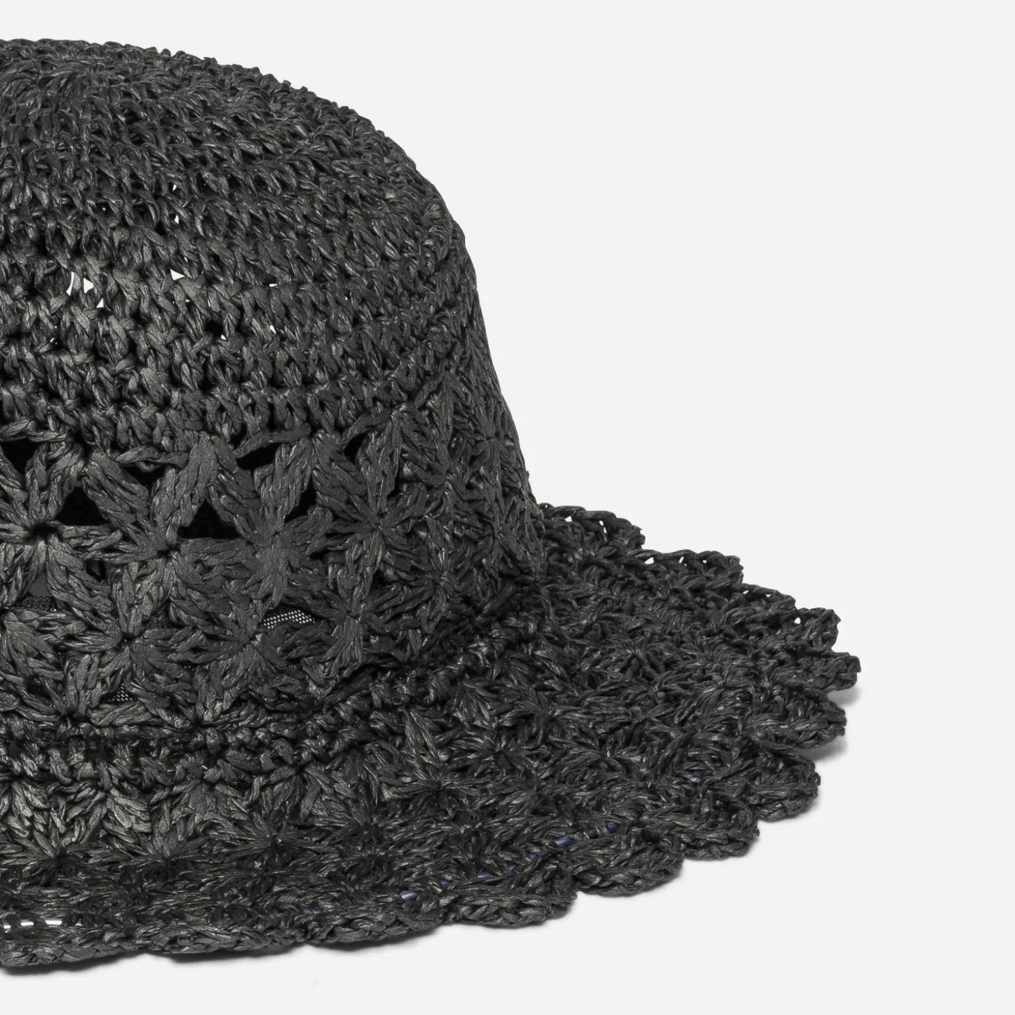 Chapeau noir tressé