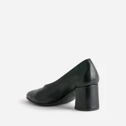 Escarpin noir en cuir à décolleté couvrant