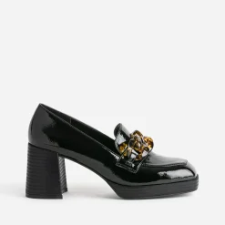 Mocassin à talon noir verni avec maxi chaîne
