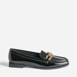 Mocassin noir verni avec chaîne dorée
