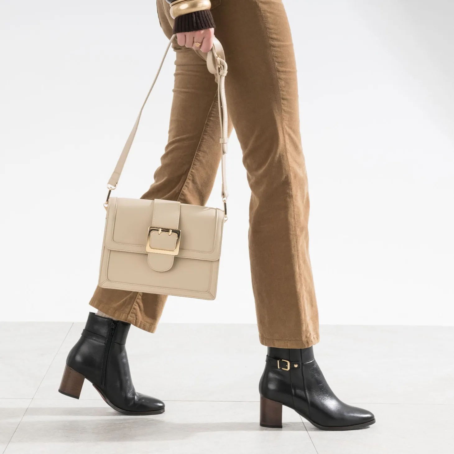 Sac à main beige avec boucle métal