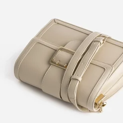 Sac à main beige avec boucle métal