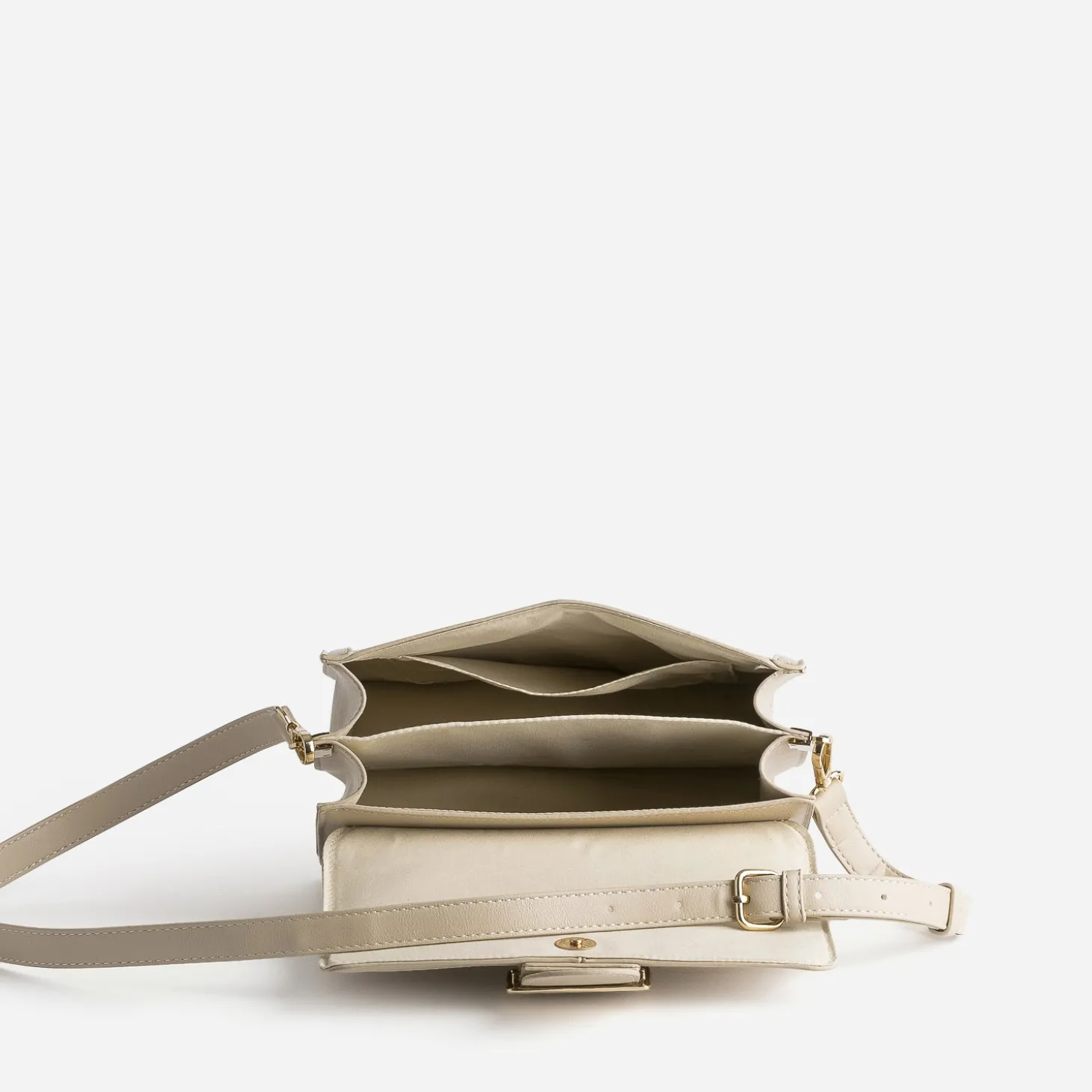 Sac à main beige avec boucle métal