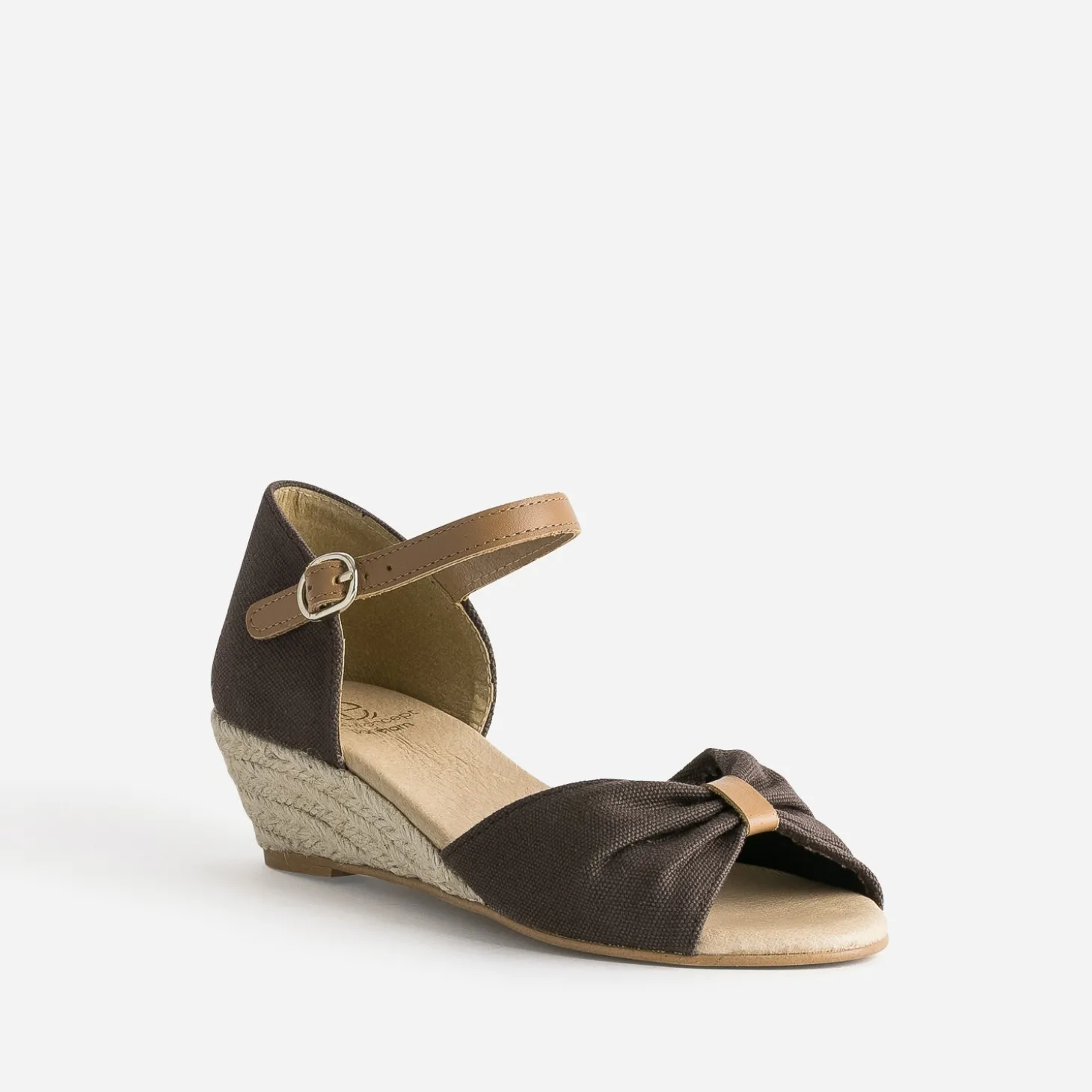 Sandale marron éco-conçue à petit talon compensé