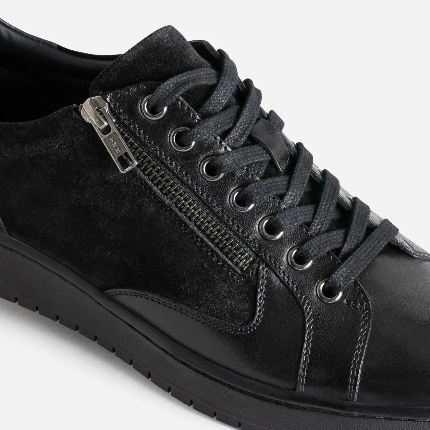 Tennis noir en cuir bi-matière